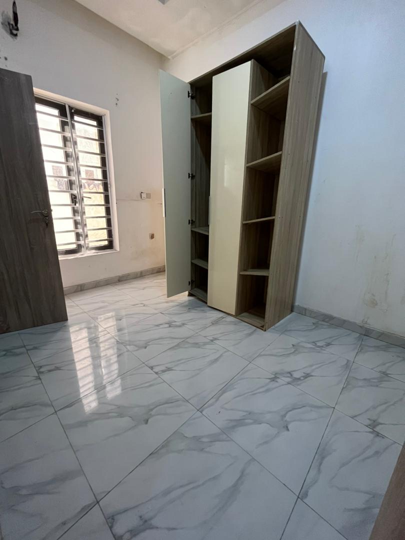 LUXURIOUSLY SPACIOUS ROOM UPSTAIRS  IN A SHARED APARTMENT