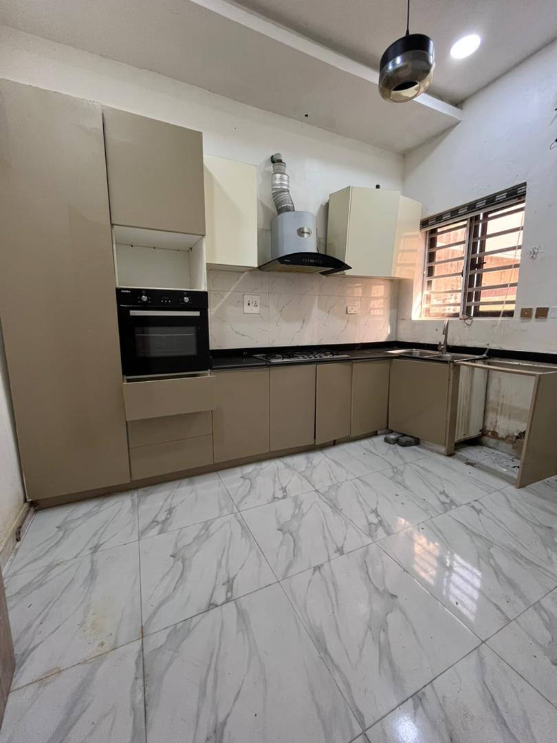 LUXURIOUSLY SPACIOUS ROOM UPSTAIRS  IN A SHARED APARTMENT