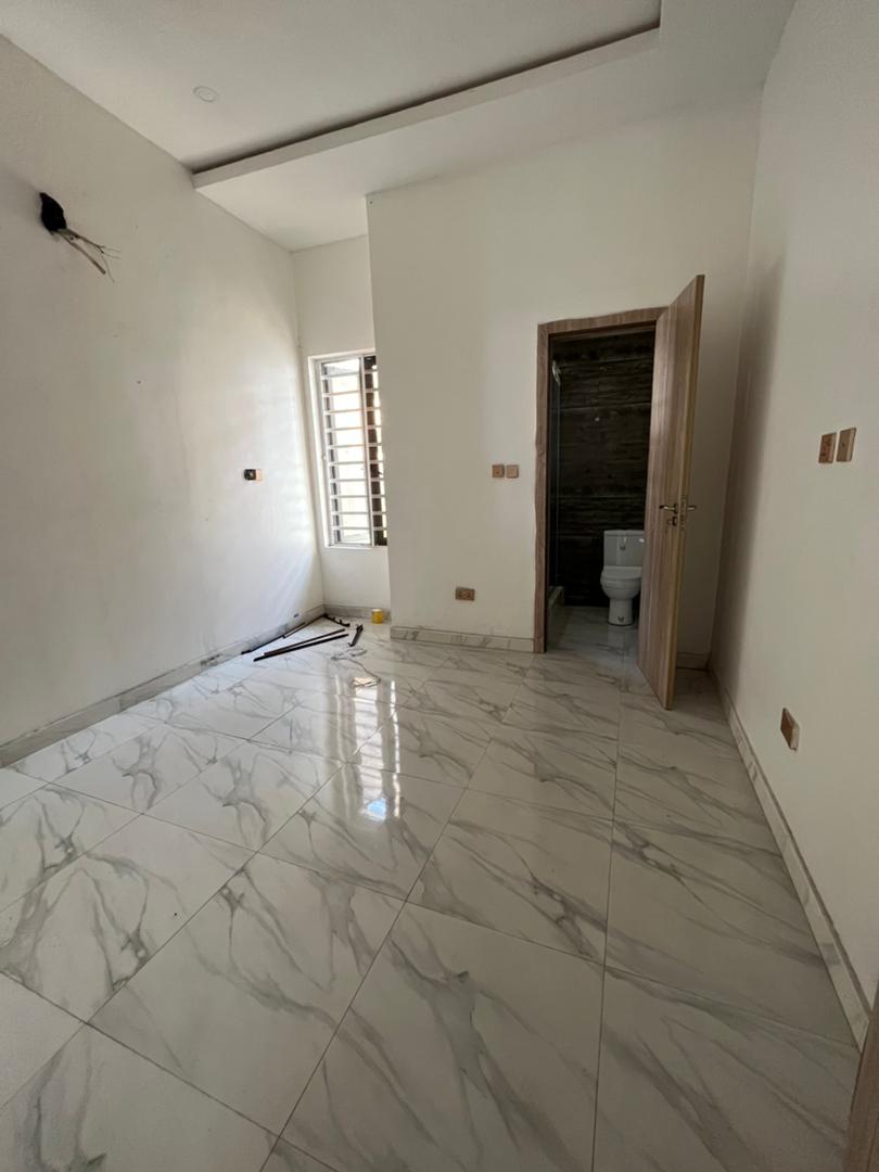 LUXURIOUSLY SPACIOUS ROOM UPSTAIRS  IN A SHARED APARTMENT
