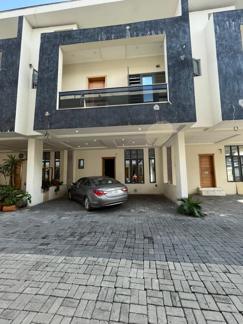 LUXURIOUSLY SPACIOUS ROOM UPSTAIRS  IN A SHARED APARTMENT
